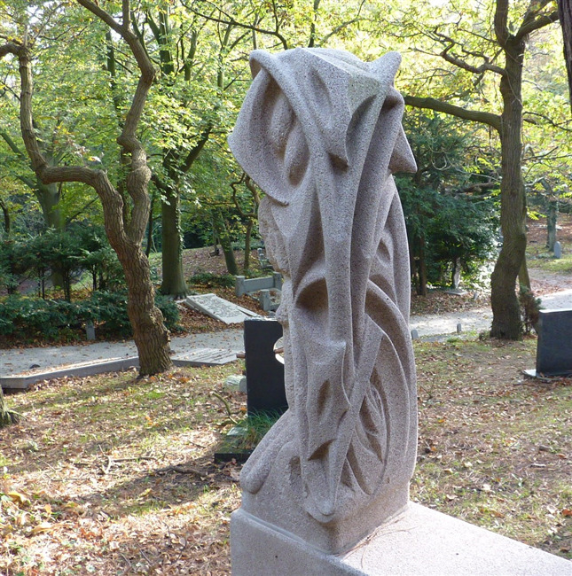 Eén de sculpturen (De Droefheid) aan de achterzijde gezien
              <br/>
              Rieks Witte, 2014-11-01